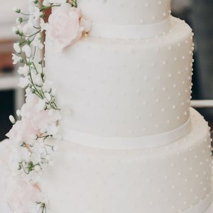 Květiny na svatební dort z růží a gypsophily