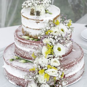 Květiny na svatební dort z růží a gypsophily