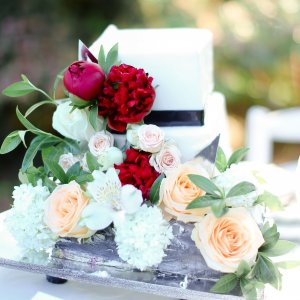Květiny na svatební dort z růží a hortenzie