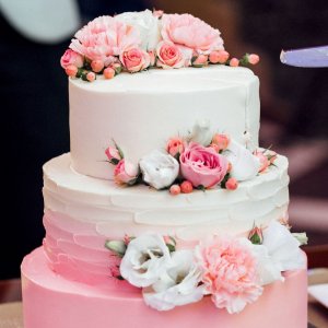 Květiny na svatební dort z růží a hypericum coco