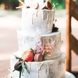 Květiny na svatební dort z růží, eucalyptu a astilbe