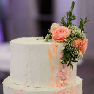 Květiny na svatební dort z růží, eucalyptu a gypsophily