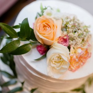 Květiny na svatební dort z růží, gypsophily a eucalyptu