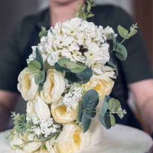 Květiny na svatební dort z růží, eucalyptu a hortenzie