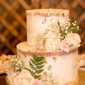 Květiny na svatební dort z růží, gypsophily a arachniodesu