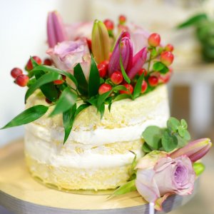 Květiny na svatební dort z růží ,lilie, hypericum coco a eucalyptu