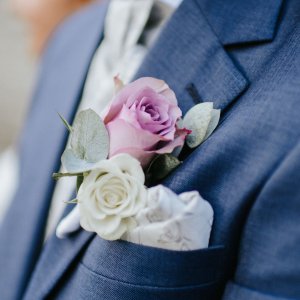 Kytice-korsáž pro ženicha z bílé a fialové růže 