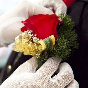 Kytice-korsáž pro ženicha z červené růže a gypsophily