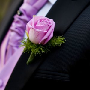 Kytice-korsáž pro ženicha z fialové růže 