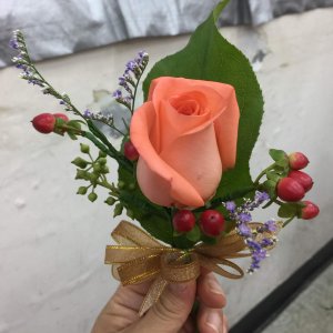 Kytice-korsáž pro ženicha z oranžové růže
