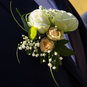 Kytice-korsáž pro ženicha z růží , gypsophily a chryzantémy