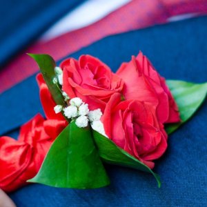 Kytice-korsáž pro ženicha ze tří červených růží