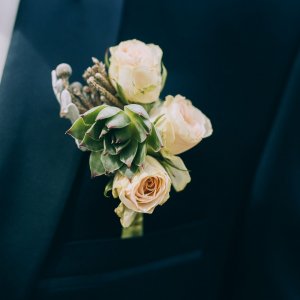 Kytice-korsáž pro ženicha ze tří růží
