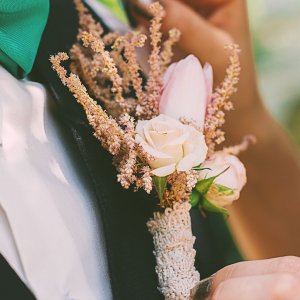 Kytice-korsáž pro ženicha ze tří růží a astilbe