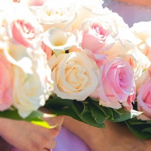 Kytice pro družičky z bílých a růžových růží