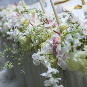 Výzdoba svatebního stolu z anthurie, hortenzie a orchideje