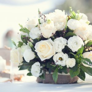 Výzdoba svatebního stolu z bílých růží