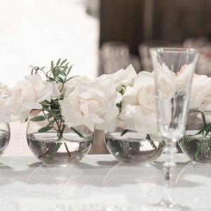 Výzdoba svatebního stolu z bílých růží 