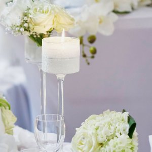 Výzdoba svatebního stolu z bílých růží a hortenzie