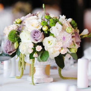 Výzdoba svatebního stolu z fialových a bílých růží a chryzantémy
