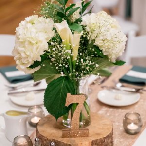 Výzdoba svatebního stolu z hortenzie, kaly a gypsophily