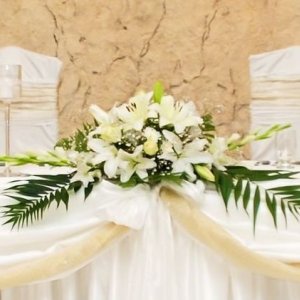 Výzdoba svatebního stolu z lilie