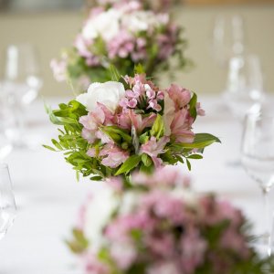 Výzdoba svatebního stolu z alstromerie, hortenzie a pistácie