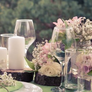 Výzdoba svatebního stolu z lilie, růže a gypsophily