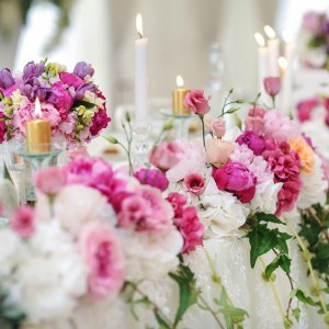 Výzdoba svatebního stolu z pivoněk, hortenzií a eustomy