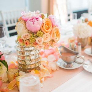 Výzdoba svatebního stolu z růží a pivoněk