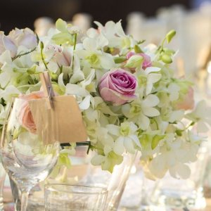 Výzdoba svatebního stolu z růží a orchidejí