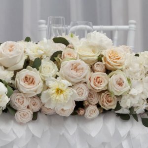 Výzdoba svatebního stolu z růží