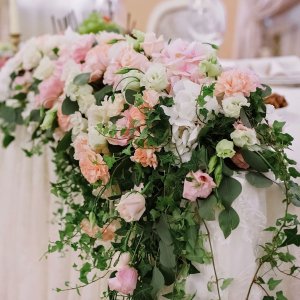 Výzdoba svatebního stolu z růží, eustomy, hortenzie a břečťanu