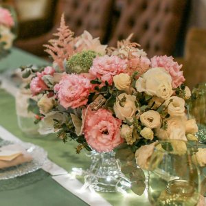 Výzdoba svatebního stolu z růží, eustomy a astilbe