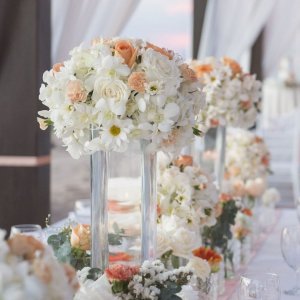 Výzdoba svatebního stolu z růží a chryzantém