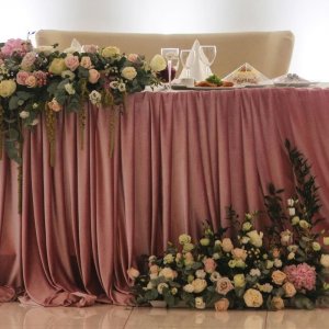 Výzdoba svatebního stolu z růží a eucalyptu