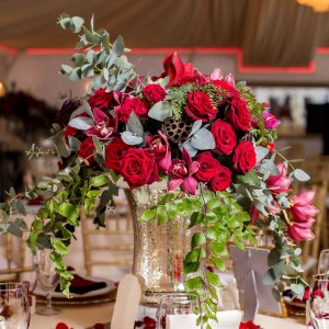 Výzdoba svatebního stolu z růží, orchideí a eucalyptu