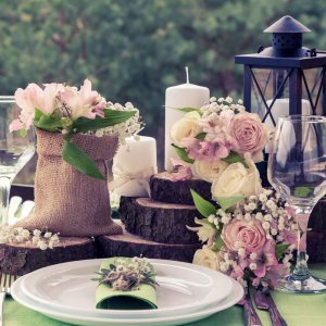 Výzdoba svatebního stolu z růží a gypsophily