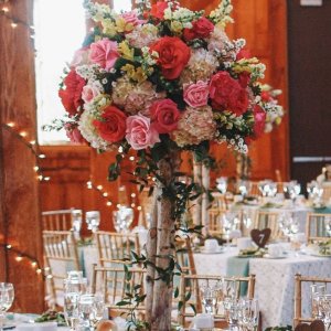 Výzdoba svatebního stolu z růží a hortenzie
