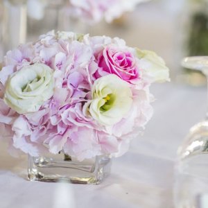 Výzdoba svatebního stolu z růží a hortenzie