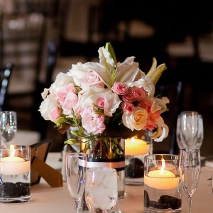 Výzdoba svatebního stolu z růží a lilie