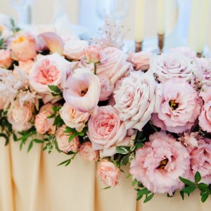 Výzdoba svatebního stolu z růží, kal, astilbe a eucalyptu