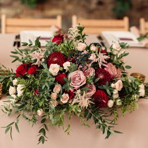 Výzdoba svatebního stolu z růží, jiřin a eucalyptu