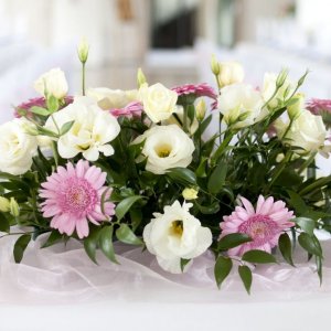 Výzdoba svatebního stolu z růží, chryzantém a gerber