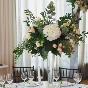 Výzdoba svatebního stolu z růží, hortenzie a eucalyptu