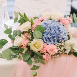 Výzdoba svatebního stolu z růží, hortenzie a eucalyptu