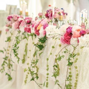 Výzdoba svatebního stolu z růží, hortenzie a pivoněk