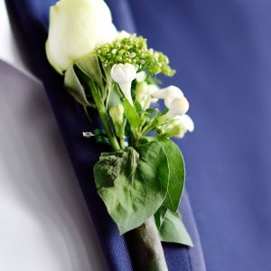 Svatební korsáž pro svědka z růže a gypsophily