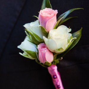 Svatební korsáž pro svědka z růží