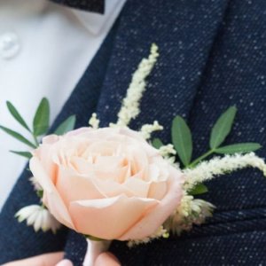 Svatební korsáž pro tatínka z růže a eucalyptu
